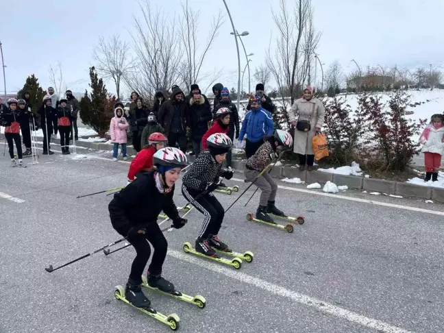 Muş'ta Kayaklı Koşu İl Birinciliği Asfalt Yolda Yapıldı