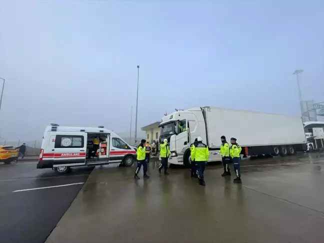 Niğde'de Otobüs ile Tır Çarpıştı: 8 Yaralı