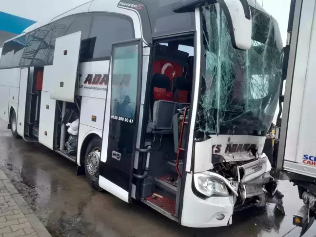 Niğde'de Yolcu Otobüsü Tıra Çarptı: 8 Yaralı