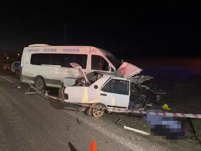 Aksaray'da Minibüs ile Otomobil Çarpıştı: 2 Ölü, 1 Yaralı