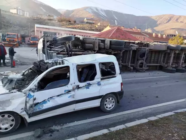 Bitlis'te Tır Devrildi: 2 Yaralı