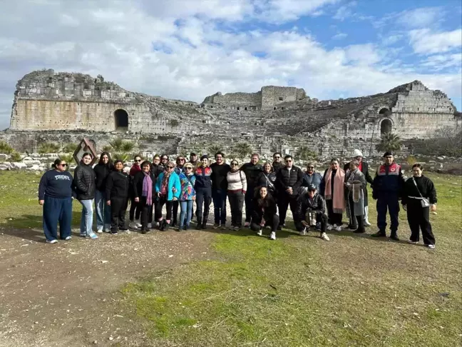 Didim'deki Milet Antik Kenti'nde Yabancı Turistlere Bilgilendirme Yapıldı