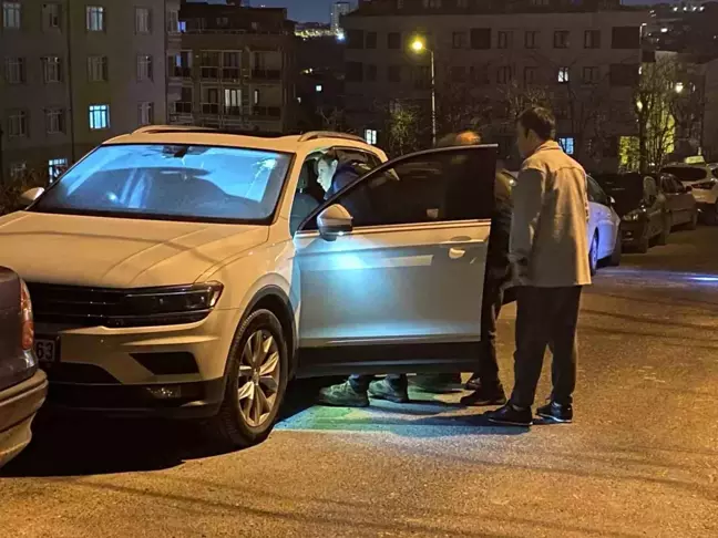 Küçükçekmece'de Motosikletli Gence Silahlı Saldırı