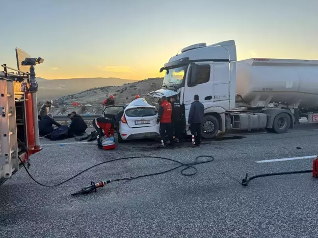 Adıyaman'da Yakıt Tankeri ile Otomobil Çarpıştı: 3 Ölü, 4 Yaralı