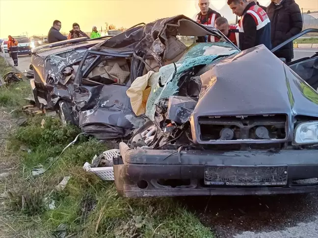 Ayvalık'ta Tırla Çarpışan Otomobilin Sürücüsü Hayatını Kaybetti