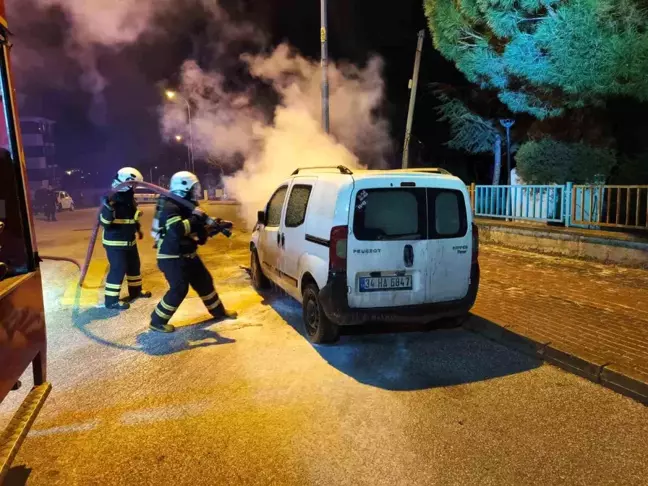 Bilecik'te Park Halindeki Hafif Ticari Araç Yangında Kullanılamaz Hale Geldi