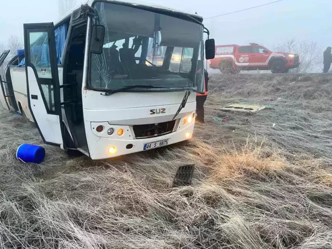 Malatya'da Tekstil İşçilerini Taşıyan Servis Aracı Takla Attı: 1 Ölü, 16 Yaralı