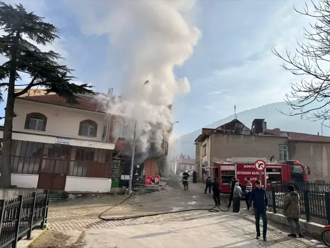 Akşehir'de Bakkalda Yangın Çıktı