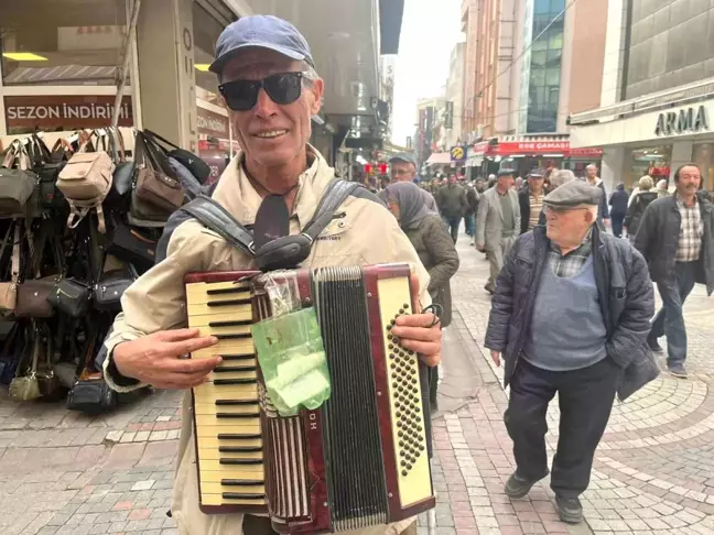 Görme Engelli Arif Ayşen, Akordeonuyla Aydınlılara Keyifli Anlar Yaşatıyor