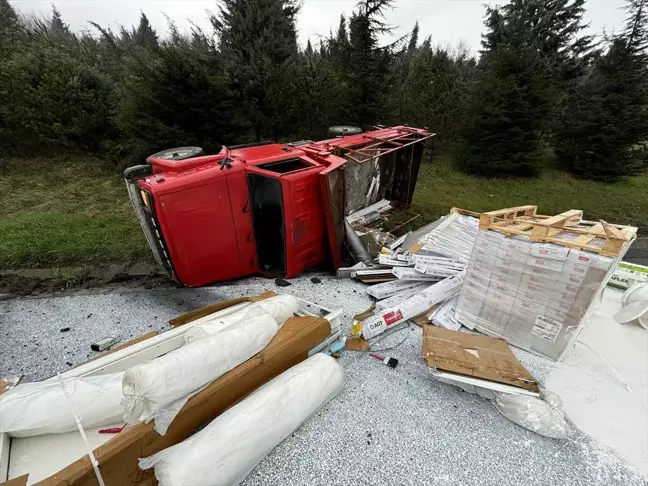 Düzce'de Otoyolda Kamyonet Devrildi: 1 Yaralı