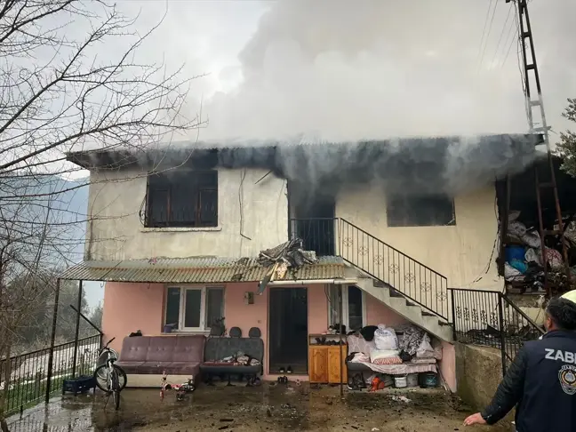 Adana'da Müstakil Evde Yangın Çıktı