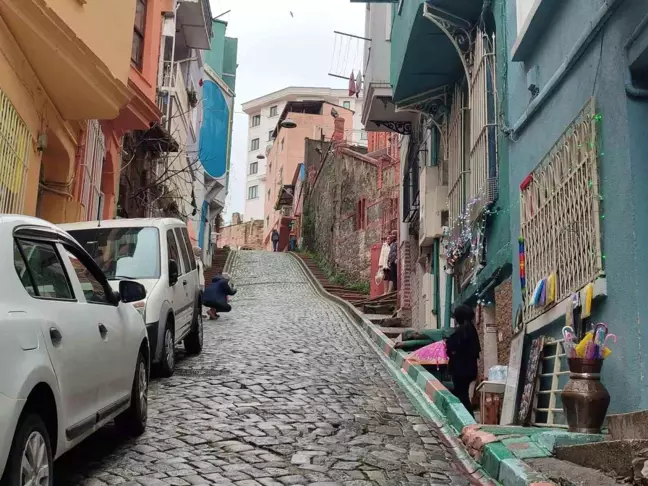 Fatih Balat'ta Yağmurla Kayarak Gelen Araç, Bir Kadını Ağır Yaraladı