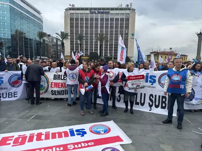 İzmir'de Memurlar Maaş Zamlarını Protesto Etti