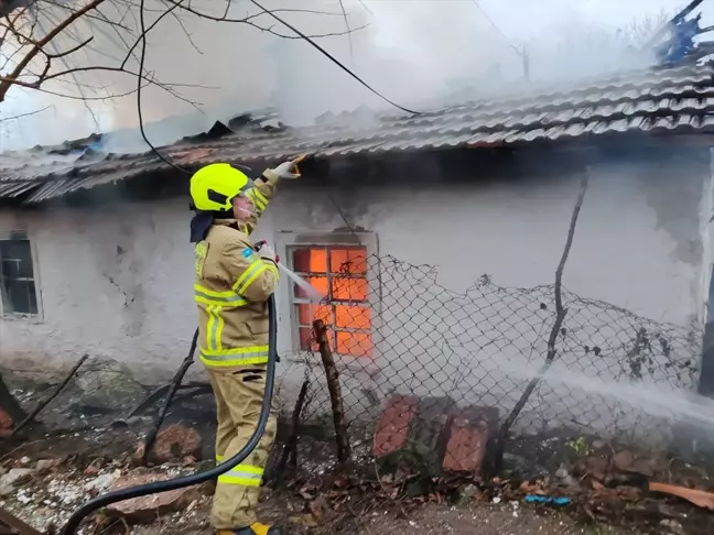 Balıkesir'in Manyas ilçesinde elektrik kaçağı nedeniyle bir ev yandı