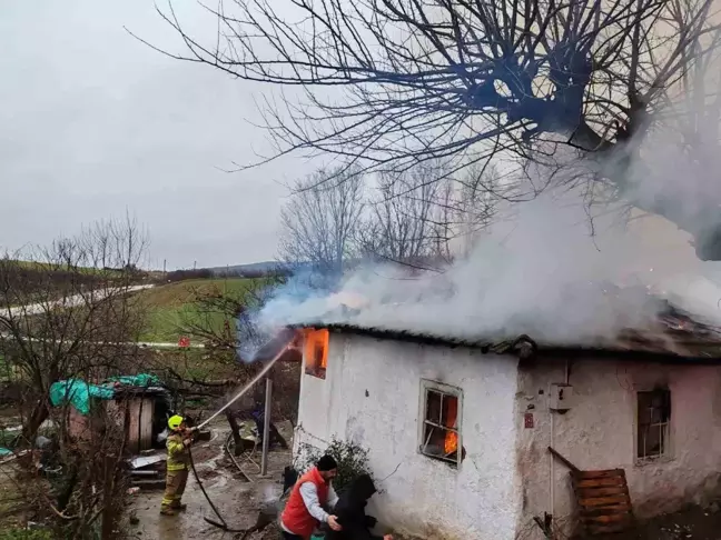 Manyas'ta Elektrik Kaçağından Yangın: Bir Ev Tamamen Yandı