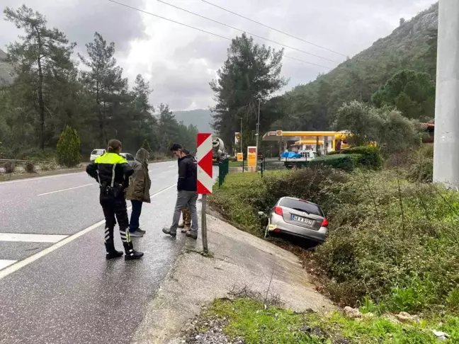 Marmaris'te Otomobil Kanalda Uçtu, 1 Yaralı