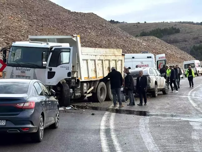 Kırşehir'de Buzlanma Nedeniyle Trafik Kazası: 4 Yaralı