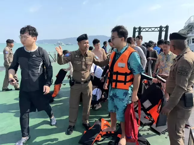 Phuket'te Tekne Alabora Oldu, 33 Turist Kurtarıldı