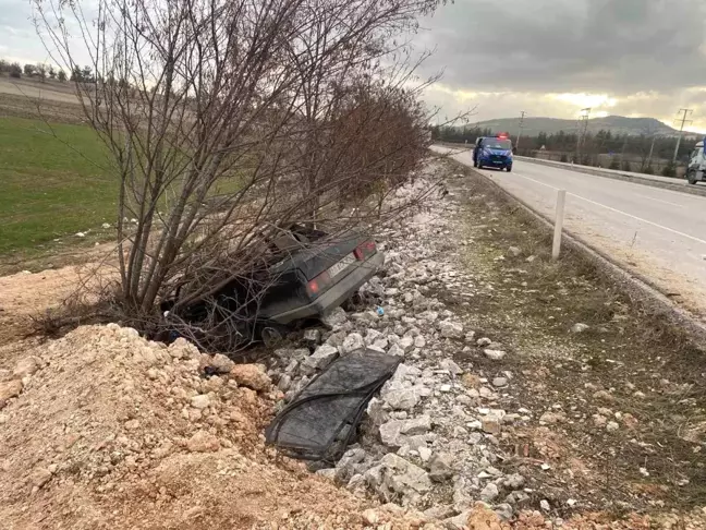 Denizli'de Otomobil Şarampole Uçtu: Sürücü Yaralandı