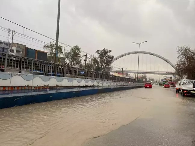 Antalya Aksu'da Sağanak Yağış Hayatı Olumsuz Etkiledi