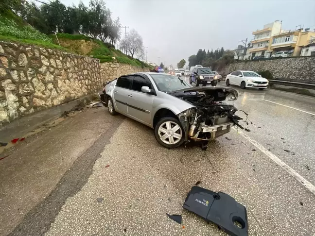 Antalya'da Trafik Kazası: İki Yaralı