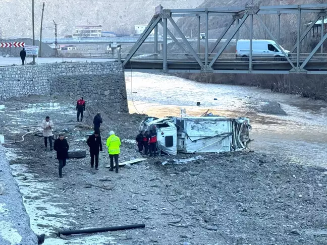 Hakkari'de Çöp Kamyonu Şarampole Devrildi: 3 Yaralı