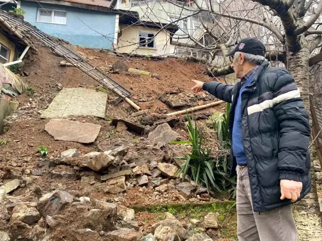 Beykoz'da İstinat Duvarı Düştü, Şans Eseri Yaralanan Yok