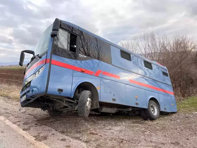 Hükümlü Taşıyan Nakil Aracı Kaza Yaptı, Yaralı Yok