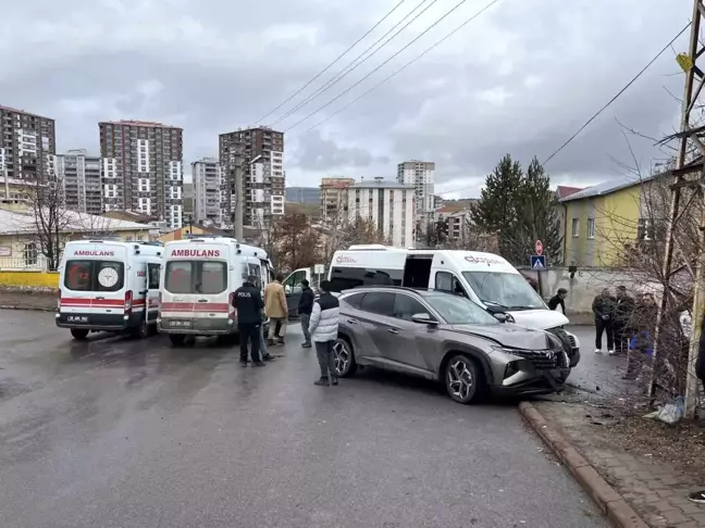 Sivas'ta Öğrenci Servisi ile Otomobil Çarpıştı: Üç Öğrenci Yaralı