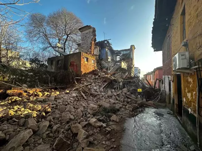 Muğla'da Tarihi Ev Çöktü, O Anlar Güvenlik Kamerasında