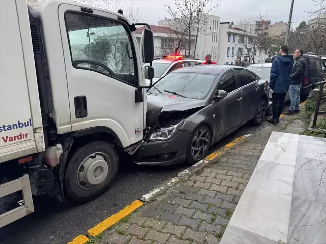 Beyoğlu'nda Zincirleme Kaza: Kamyonet Sürücüsü Kaçtı