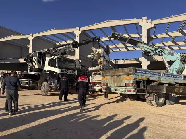 Gaziantep'te beton bloğun altında kalan sürücü hayatını kaybetti