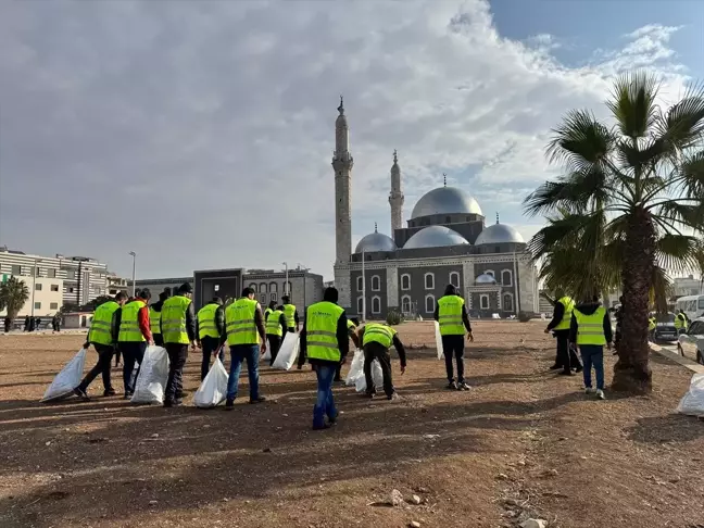 Gönüllüler, Humus'taki Halid Bin Velid Camisi'ni Temizliyor