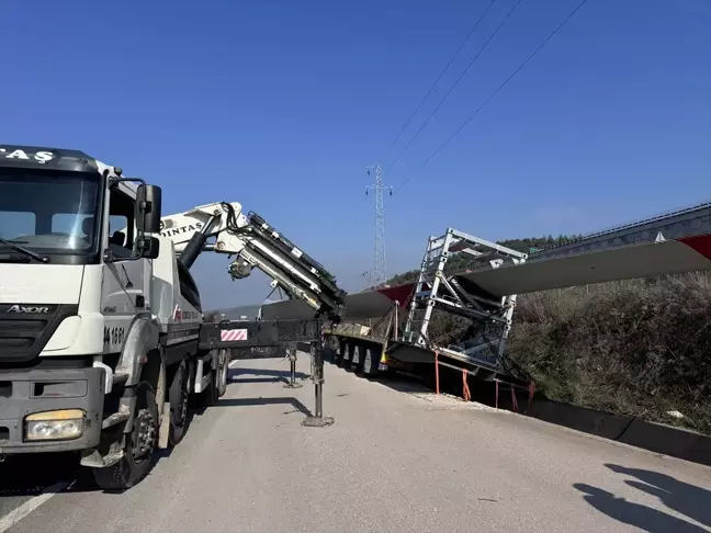 Gemlik'te Rüzgar Türbini Kanadı Taşıyan Tır Su Kanalına Düştü