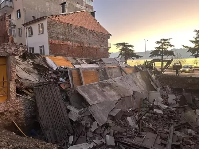 Isparta'da Yazlık Bina Çöktü