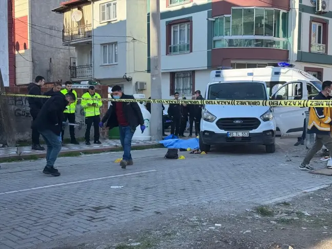 Akhisar'da Panelvan Minibüs Yaşlı Kadına Çarptı, Hayatını Kaybetti