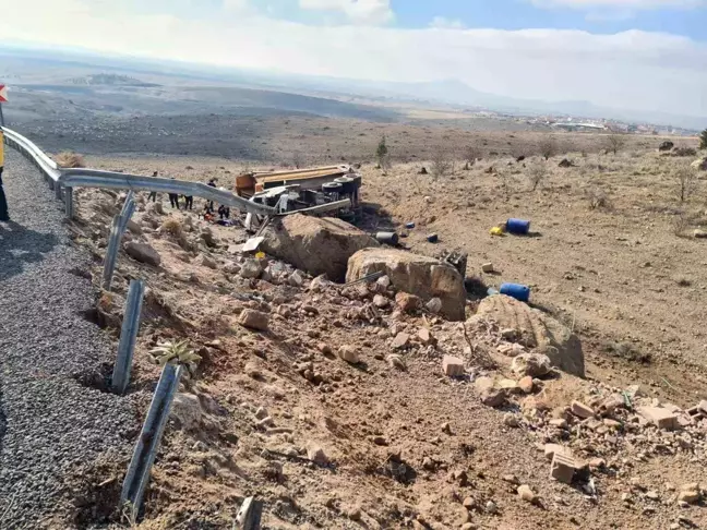 Niğde'de Kamyonun Şarampole Devrilmesi: 1 Ölü, 1 Yaralı