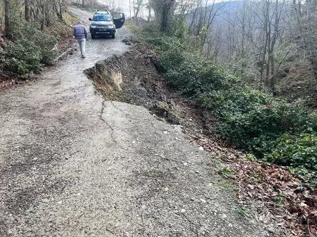 Samsun'da Toprak Kayması Ulaşımı Engelledi