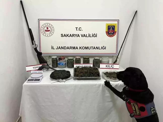 Sakarya'da Uyuşturucu Operasyonu: 4 Kilogram Esrar ve Kılıç Ele Geçirildi