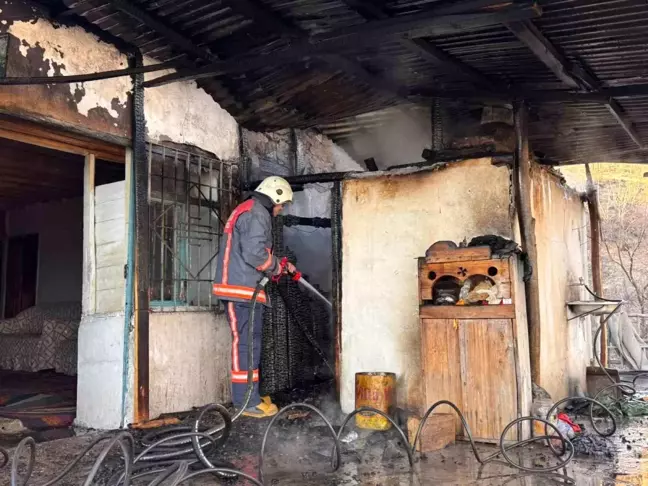 Malatya Pütürge'de Ev Yangını Söndürüldü