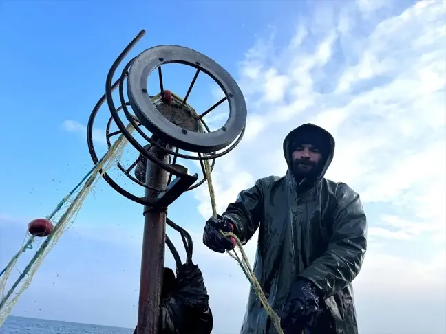 Van Gölü'nde Balıkçılar Soğuk Hava Koşullarında Mücadele Ediyor