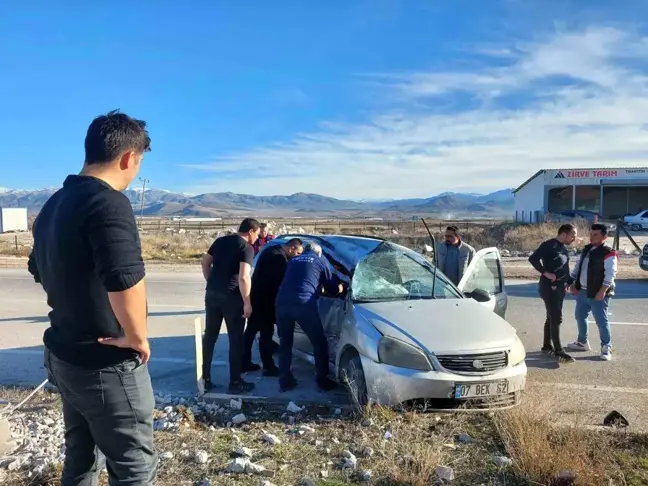 Burdur'da Otomobil Refüje Çarptı: 1 Yaralı