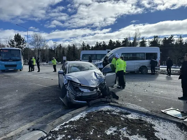 Erzurum'da Minibüs ile Otomobil Çarpıştı: 6 Yaralı