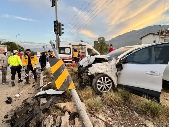 Fethiye'de Kargo Aracı ile Otomobil Çarpıştı: 5 Yaralı