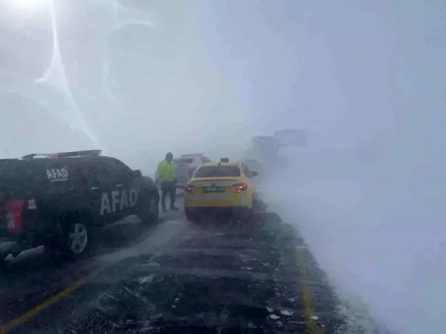 Ardahan'da Tipi Nedeniyle Yolda Kalan 13 Araç Kurtarıldı