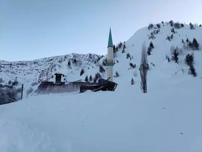 Posof'ta Çığ Düşmesi: Kullanılmayan Cami Lojmanına Zarar Verdi