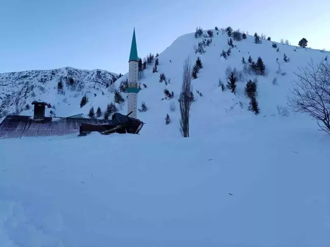 Ardahan'da Cami Lojmanına Çığ Düştü, Can Kaybı Yok