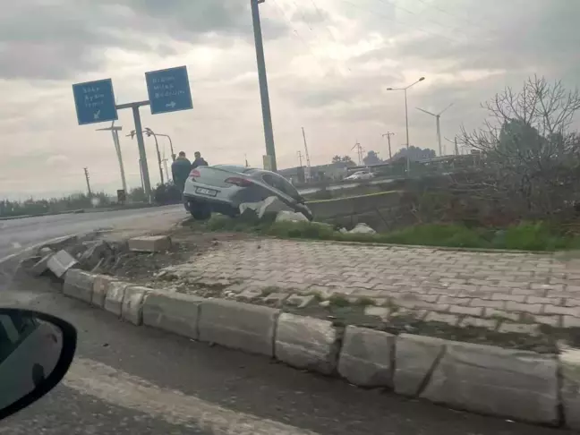 Söke'de Yağış nedeniyle Otomobil Yoldan Çıktı