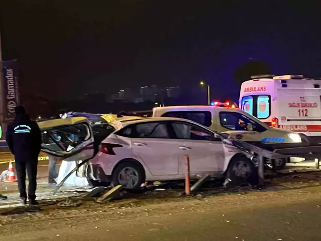 Ankara'da Kontrolden Çıkan Otomobil Bariyerlere Saplandı: Sürücü Hayatını Kaybetti