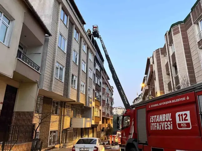 İstanbul Gaziosmanpaşa'da 5 Katlı Binanın Çatısında Yangın Çıktı